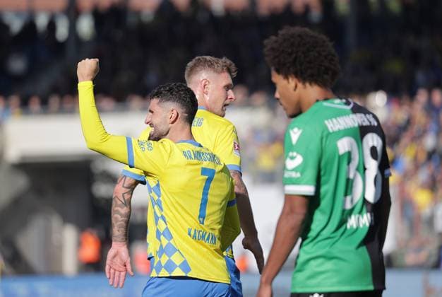 Freud und Leid, Fabio Kaufmann (Eintracht Braunschweig), Thaddaeus Momuluh (Hannover 96) Fussball, Herren, Saison 2024 2025 2.BL, Eintracht Stadion, Eintracht Braunschweig gegen Hannover 96, Niedersachsenderby, 2-0 DFL REGULATIONS PROHIBIT ANY USE OF PHOTOGRAPHS AS IMAGE SEQUENCES AND OR QUASI-VIDEO.