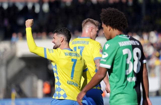 Freud und Leid, Fabio Kaufmann (Eintracht Braunschweig), Thaddaeus Momuluh (Hannover 96) Fussball, Herren, Saison 2024 2025 2.BL, Eintracht Stadion, Eintracht Braunschweig gegen Hannover 96, Niedersachsenderby, 2-0 DFL REGULATIONS PROHIBIT ANY USE OF PHOTOGRAPHS AS IMAGE SEQUENCES AND OR QUASI-VIDEO.