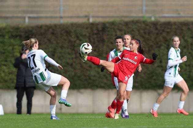 Mia Eickmann (Borussia Mönchengladbach) und Charlotte Schmit (SC Freiburg U20) im Zweikampf waehrend des Spiels der 2. Frauen Bundesliga zwischen Borussia Mönchengladbach und SC Freiburg, Grenzlandstadion am 06. October 2024 in Mönchengladbach, Deutschland. (Foto von Oliver Kaelke DeFodi Images) +++ Mia Eickmann (Borussia Mönchengladbach) und Charlotte Schmit (SC Freiburg U20) battle for the ball during the 2. Frauen Bundesliga match between Borussia Mönchengladbach and SC Freiburg at Grenzlandstadium on October 6, 2024 in Mönchengladbach, Germany. (Photo by Oliver Kaelke DeFodi Images) DFL regulations prohibit any use of photographs as image sequences and or quasi-video. Defodi-003_678_2024_10_06_OK_BMGSCF_0651