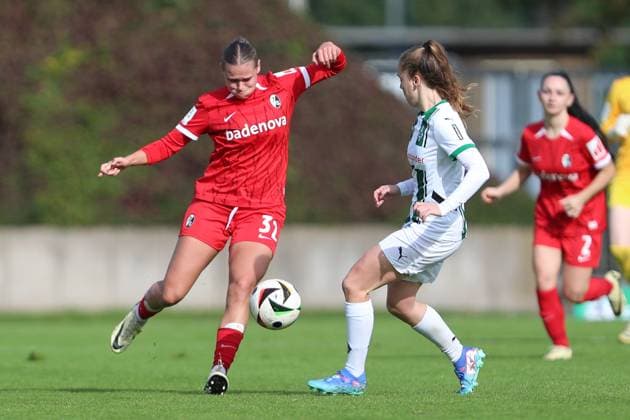 Yara Volpert (SC Freiburg U20) und Suus van der Drift (Borussia Mönchengladbach) im Zweikampf waehrend des Spiels der 2. Frauen Bundesliga zwischen Borussia Mönchengladbach und SC Freiburg, Grenzlandstadion am 06. October 2024 in Mönchengladbach, Deutschland. (Foto von Oliver Kaelke DeFodi Images) +++ Yara Volpert (SC Freiburg U20) und Suus van der Drift (Borussia Mönchengladbach) battle for the ball during the 2. Frauen Bundesliga match between Borussia Mönchengladbach and SC Freiburg at Grenzlandstadium on October 6, 2024 in Mönchengladbach, Germany. (Photo by Oliver Kaelke DeFodi Images) DFL regulations prohibit any use of photographs as image sequences and or quasi-video. Defodi-003_678_2024_10_06_OK_BMGSCF_0701