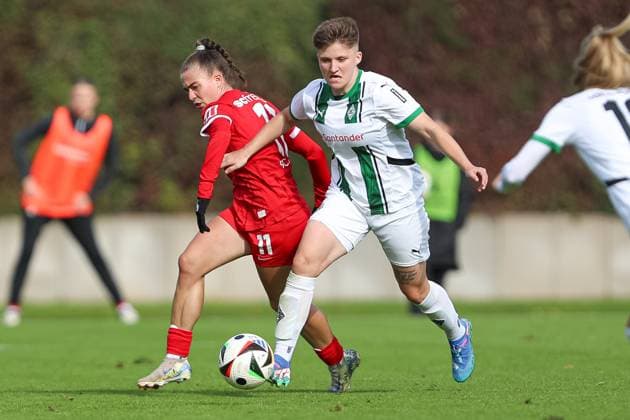 Nora Scherer (SC Freiburg U20) und Paula Klensmann (Borussia Mönchengladbach) im Zweikampf waehrend des Spiels der 2. Frauen Bundesliga zwischen Borussia Mönchengladbach und SC Freiburg, Grenzlandstadion am 06. October 2024 in Mönchengladbach, Deutschland. (Foto von Oliver Kaelke DeFodi Images) +++ Nora Scherer (SC Freiburg U20) und Paula Klensmann (Borussia Mönchengladbach) battle for the ball during the 2. Frauen Bundesliga match between Borussia Mönchengladbach and SC Freiburg at Grenzlandstadium on October 6, 2024 in Mönchengladbach, Germany. (Photo by Oliver Kaelke DeFodi Images) DFL regulations prohibit any use of photographs as image sequences and or quasi-video. Defodi-003_678_2024_10_06_OK_BMGSCF_0724