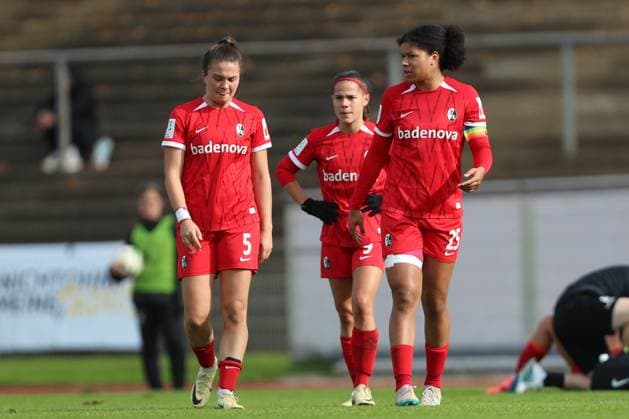 Leonie Lorenz (SC Freiburg U20) spricht mit Victoria Ezebinyuo (SC Freiburg U20) waehrend des Spiels der 2. Frauen Bundesliga zwischen Borussia Mönchengladbach und SC Freiburg, Grenzlandstadion am 06. October 2024 in Mönchengladbach, Deutschland. (Foto von Oliver Kaelke DeFodi Images) +++ Leonie Lorenz (SC Freiburg U20) speaks with Victoria Ezebinyuo (SC Freiburg U20) during the 2. Frauen Bundesliga match between Borussia Mönchengladbach and SC Freiburg at Grenzlandstadium on October 6, 2024 in Mönchengladbach, Germany. (Photo by Oliver Kaelke DeFodi Images) DFL regulations prohibit any use of photographs as image sequences and or quasi-video. Defodi-003_678_2024_10_06_OK_BMGSCF_0772
