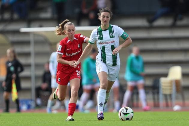 Mia Scholle (SC Freiburg U20) und Kristina Bartsch (Borussia Mönchengladbach) im Zweikampf waehrend des Spiels der 2. Frauen Bundesliga zwischen Borussia Mönchengladbach und SC Freiburg, Grenzlandstadion am 06. October 2024 in Mönchengladbach, Deutschland. (Foto von Oliver Kaelke DeFodi Images) +++ Mia Scholle (SC Freiburg U20) und Kristina Bartsch (Borussia Mönchengladbach) battle for the ball during the 2. Frauen Bundesliga match between Borussia Mönchengladbach and SC Freiburg at Grenzlandstadium on October 6, 2024 in Mönchengladbach, Germany. (Photo by Oliver Kaelke DeFodi Images) DFL regulations prohibit any use of photographs as image sequences and or quasi-video. Defodi-003_678_2024_10_06_OK_BMGSCF_0856