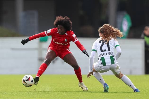 Nailatou Sadikou (SC Freiburg U20) und Suus van der Drift (Borussia Mönchengladbach) im Zweikampf waehrend des Spiels der 2. Frauen Bundesliga zwischen Borussia Mönchengladbach und SC Freiburg, Grenzlandstadion am 06. October 2024 in Mönchengladbach, Deutschland. (Foto von Oliver Kaelke DeFodi Images) +++ Nailatou Sadikou (SC Freiburg U20) und Suus van der Drift (Borussia Mönchengladbach) battle for the ball during the 2. Frauen Bundesliga match between Borussia Mönchengladbach and SC Freiburg at Grenzlandstadium on October 6, 2024 in Mönchengladbach, Germany. (Photo by Oliver Kaelke DeFodi Images) DFL regulations prohibit any use of photographs as image sequences and or quasi-video. Defodi-003_678_2024_10_06_OK_BMGSCF_0860