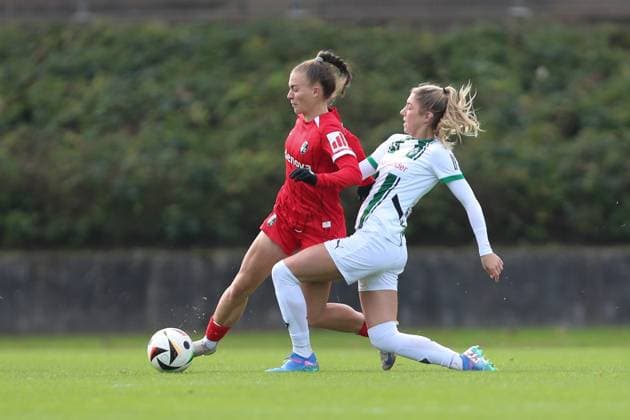 Nora Scherer (SC Freiburg U20) und Yvonne Brietzke (Borussia Mönchengladbach) im Zweikampf waehrend des Spiels der 2. Frauen Bundesliga zwischen Borussia Mönchengladbach und SC Freiburg, Grenzlandstadion am 06. October 2024 in Mönchengladbach, Deutschland. (Foto von Oliver Kaelke DeFodi Images) +++ Nora Scherer (SC Freiburg U20) und Yvonne Brietzke (Borussia Mönchengladbach) battle for the ball during the 2. Frauen Bundesliga match between Borussia Mönchengladbach and SC Freiburg at Grenzlandstadium on October 6, 2024 in Mönchengladbach, Germany. (Photo by Oliver Kaelke DeFodi Images) DFL regulations prohibit any use of photographs as image sequences and or quasi-video. Defodi-003_678_2024_10_06_OK_BMGSCF_0895