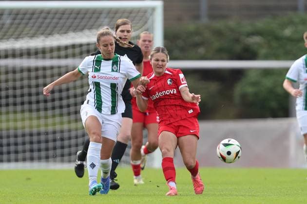 Yvonne Zielinski (Borussia Mönchengladbach) und Noreen Günnewig (SC Freiburg U20) im Zweikampf waehrend des Spiels der 2. Frauen Bundesliga zwischen Borussia Mönchengladbach und SC Freiburg, Grenzlandstadion am 06. October 2024 in Mönchengladbach, Deutschland. (Foto von Oliver Kaelke DeFodi Images) +++ Yvonne Zielinski (Borussia Mönchengladbach) und Noreen Günnewig (SC Freiburg U20) im Zweikampf during the 2. Frauen Bundesliga match between Borussia Mönchengladbach and SC Freiburg at Grenzlandstadium on October 6, 2024 in Mönchengladbach, Germany. (Photo by Oliver Kaelke DeFodi Images) DFL regulations prohibit any use of photographs as image sequences and or quasi-video. Defodi-003_678_2024_10_06_OK_BMGSCF_0905