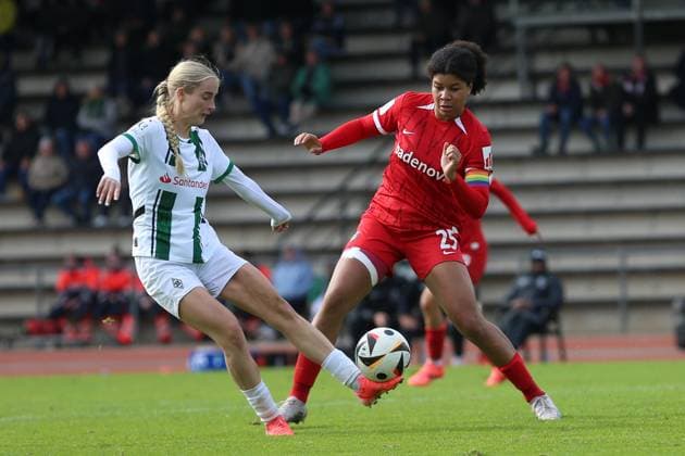 Laura Radke (Borussia Mönchengladbach) und Victoria Ezebinyuo (SC Freiburg U20) im Zweikampf waehrend des Spiels der 2. Frauen Bundesliga zwischen Borussia Mönchengladbach und SC Freiburg, Grenzlandstadion am 06. October 2024 in Mönchengladbach, Deutschland. (Foto von Oliver Kaelke DeFodi Images) +++ Laura Radke (Borussia Mönchengladbach) und Victoria Ezebinyuo (SC Freiburg U20) battle for the ball during the 2. Frauen Bundesliga match between Borussia Mönchengladbach and SC Freiburg at Grenzlandstadium on October 6, 2024 in Mönchengladbach, Germany. (Photo by Oliver Kaelke DeFodi Images) DFL regulations prohibit any use of photographs as image sequences and or quasi-video. Defodi-003_678_2024_10_06_OK_BMGSCF_0946