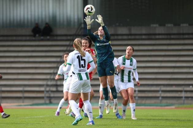 Leonie Lorenz (SC Freiburg U20) und Torfrau Jil Frehse (Borussia Mönchengladbach) im Zweikampf waehrend des Spiels der 2. Frauen Bundesliga zwischen Borussia Mönchengladbach und SC Freiburg, Grenzlandstadion am 06. October 2024 in Mönchengladbach, Deutschland. (Foto von Oliver Kaelke DeFodi Images) +++ Leonie Lorenz (SC Freiburg U20) und Torfrau Jil Frehse (Borussia Mönchengladbach) battle for the ball during the 2. Frauen Bundesliga match between Borussia Mönchengladbach and SC Freiburg at Grenzlandstadium on October 6, 2024 in Mönchengladbach, Germany. (Photo by Oliver Kaelke DeFodi Images) DFL regulations prohibit any use of photographs as image sequences and or quasi-video. Defodi-003_678_2024_10_06_OK_BMGSCF_0958