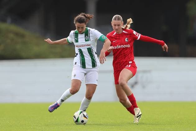 Kristina Bartsch (Borussia Mönchengladbach) und Weena Simmen (SC Freiburg U20) im Zweikampf waehrend des Spiels der 2. Frauen Bundesliga zwischen Borussia Mönchengladbach und SC Freiburg, Grenzlandstadion am 06. October 2024 in Mönchengladbach, Deutschland. (Foto von Oliver Kaelke DeFodi Images) +++ Kristina Bartsch (Borussia Mönchengladbach) und Weena Simmen (SC Freiburg U20) battle for the ball during the 2. Frauen Bundesliga match between Borussia Mönchengladbach and SC Freiburg at Grenzlandstadium on October 6, 2024 in Mönchengladbach, Germany. (Photo by Oliver Kaelke DeFodi Images) DFL regulations prohibit any use of photographs as image sequences and or quasi-video. Defodi-003_678_2024_10_06_OK_BMGSCF_1000