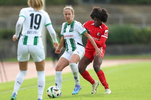 Yvonne Zielinski (Borussia Mönchengladbach) und Nailatou Sadikou (SC Freiburg U20) im Zweikampf waehrend des Spiels der 2. Frauen Bundesliga zwischen Borussia Mönchengladbach und SC Freiburg, Grenzlandstadion am 06. October 2024 in Mönchengladbach, Deutschland. (Foto von Oliver Kaelke DeFodi Images) +++ Yvonne Zielinski (Borussia Mönchengladbach) und Nailatou Sadikou (SC Freiburg U20) battle for the ball during the 2. Frauen Bundesliga match between Borussia Mönchengladbach and SC Freiburg at Grenzlandstadium on October 6, 2024 in Mönchengladbach, Germany. (Photo by Oliver Kaelke DeFodi Images) DFL regulations prohibit any use of photographs as image sequences and or quasi-video. Defodi-003_678_2024_10_06_OK_BMGSCF_1023