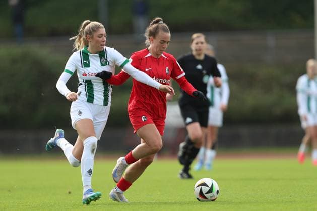 Yvonne Brietzke (Borussia Mönchengladbach) und Nora Scherer (SC Freiburg U20) im Zweikampf waehrend des Spiels der 2. Frauen Bundesliga zwischen Borussia Mönchengladbach und SC Freiburg, Grenzlandstadion am 06. October 2024 in Mönchengladbach, Deutschland. (Foto von Oliver Kaelke DeFodi Images) +++ Yvonne Brietzke (Borussia Mönchengladbach) und Nora Scherer (SC Freiburg U20) battle for the ball during the 2. Frauen Bundesliga match between Borussia Mönchengladbach and SC Freiburg at Grenzlandstadium on October 6, 2024 in Mönchengladbach, Germany. (Photo by Oliver Kaelke DeFodi Images) DFL regulations prohibit any use of photographs as image sequences and or quasi-video. Defodi-003_678_2024_10_06_OK_BMGSCF_1070