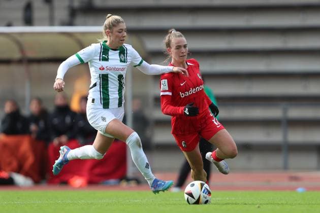 Yvonne Brietzke (Borussia Mönchengladbach) und Nora Scherer (SC Freiburg U20) im Zweikampf waehrend des Spiels der 2. Frauen Bundesliga zwischen Borussia Mönchengladbach und SC Freiburg, Grenzlandstadion am 06. October 2024 in Mönchengladbach, Deutschland. (Foto von Oliver Kaelke DeFodi Images) +++ Yvonne Brietzke (Borussia Mönchengladbach) und Nora Scherer (SC Freiburg U20) battle for the ball during the 2. Frauen Bundesliga match between Borussia Mönchengladbach and SC Freiburg at Grenzlandstadium on October 6, 2024 in Mönchengladbach, Germany. (Photo by Oliver Kaelke DeFodi Images) DFL regulations prohibit any use of photographs as image sequences and or quasi-video. Defodi-003_678_2024_10_06_OK_BMGSCF_1122
