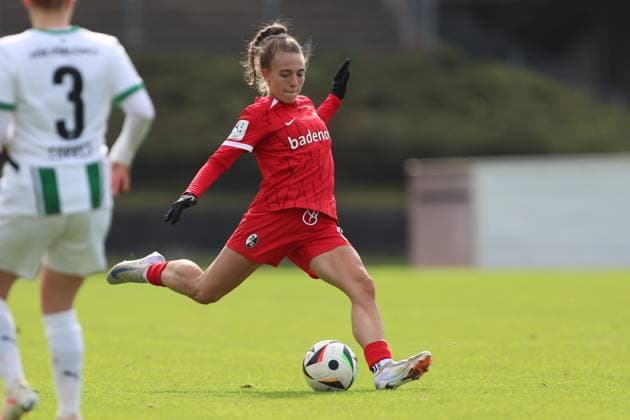 Nora Scherer (SC Freiburg U20) in Aktion, am Ball, Einzelaktion waehrend des Spiels der 2. Frauen Bundesliga zwischen Borussia Mönchengladbach und SC Freiburg, Grenzlandstadion am 06. October 2024 in Mönchengladbach, Deutschland. (Foto von Oliver Kaelke DeFodi Images) +++ Nora Scherer (SC Freiburg U20) controls the ball during the 2. Frauen Bundesliga match between Borussia Mönchengladbach and SC Freiburg at Grenzlandstadium on October 6, 2024 in Mönchengladbach, Germany. (Photo by Oliver Kaelke DeFodi Images) DFL regulations prohibit any use of photographs as image sequences and or quasi-video. Defodi-003_678_2024_10_06_OK_BMGSCF_1338