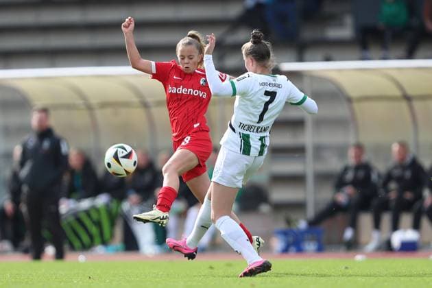 Mia Scholle (SC Freiburg U20) und Emily Tichelkamp (Borussia Mönchengladbach) im Zweikampf waehrend des Spiels der 2. Frauen Bundesliga zwischen Borussia Mönchengladbach und SC Freiburg, Grenzlandstadion am 06. October 2024 in Mönchengladbach, Deutschland. (Foto von Oliver Kaelke DeFodi Images) +++ Mia Scholle (SC Freiburg U20) und Emily Tichelkamp (Borussia Mönchengladbach) battle for the ball during the 2. Frauen Bundesliga match between Borussia Mönchengladbach and SC Freiburg at Grenzlandstadium on October 6, 2024 in Mönchengladbach, Germany. (Photo by Oliver Kaelke DeFodi Images) DFL regulations prohibit any use of photographs as image sequences and or quasi-video. Defodi-003_678_2024_10_06_OK_BMGSCF_1348