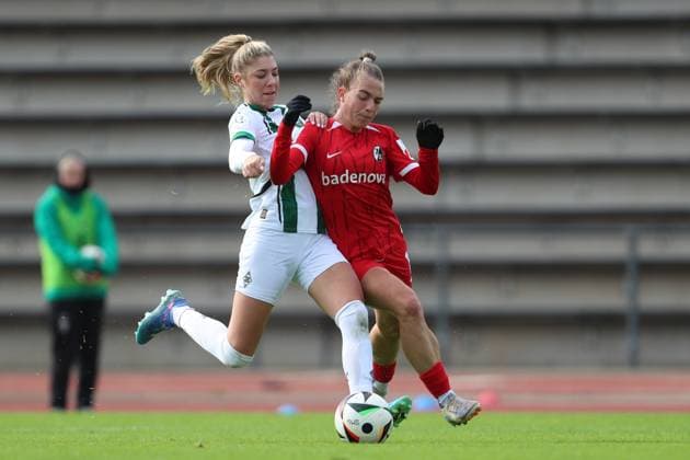 Yvonne Brietzke (Borussia Mönchengladbach) und Nora Scherer (SC Freiburg U20) im Zweikampf waehrend des Spiels der 2. Frauen Bundesliga zwischen Borussia Mönchengladbach und SC Freiburg, Grenzlandstadion am 06. October 2024 in Mönchengladbach, Deutschland. (Foto von Oliver Kaelke DeFodi Images) +++ Yvonne Brietzke (Borussia Mönchengladbach) und Nora Scherer (SC Freiburg U20) battle for the ball during the 2. Frauen Bundesliga match between Borussia Mönchengladbach and SC Freiburg at Grenzlandstadium on October 6, 2024 in Mönchengladbach, Germany. (Photo by Oliver Kaelke DeFodi Images) DFL regulations prohibit any use of photographs as image sequences and or quasi-video. Defodi-003_678_2024_10_06_OK_BMGSCF_1126