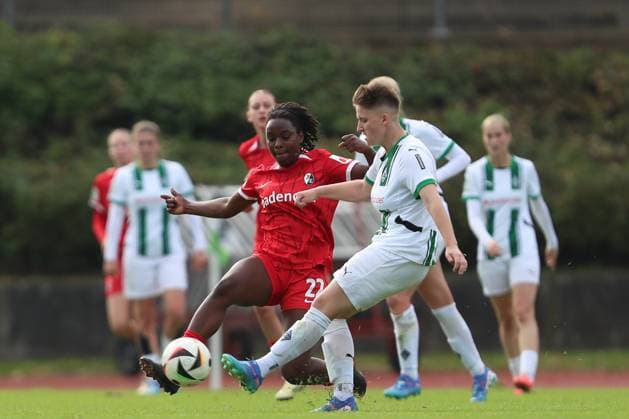 Almas Traore (SC Freiburg U20) und Paula Klensmann (Borussia Mönchengladbach) im Zweikampf waehrend des Spiels der 2. Frauen Bundesliga zwischen Borussia Mönchengladbach und SC Freiburg, Grenzlandstadion am 06. October 2024 in Mönchengladbach, Deutschland. (Foto von Oliver Kaelke DeFodi Images) +++ Almas Traore (SC Freiburg U20) und Paula Klensmann (Borussia Mönchengladbach) battle for the ball during the 2. Frauen Bundesliga match between Borussia Mönchengladbach and SC Freiburg at Grenzlandstadium on October 6, 2024 in Mönchengladbach, Germany. (Photo by Oliver Kaelke DeFodi Images) DFL regulations prohibit any use of photographs as image sequences and or quasi-video. Defodi-003_678_2024_10_06_OK_BMGSCF_1204