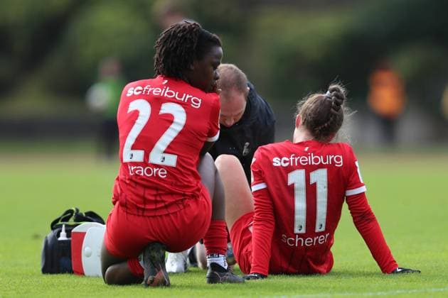 Nora Scherer (SC Freiburg U20) liegt verletzt am Boden waehrend des Spiels der 2. Frauen Bundesliga zwischen Borussia Mönchengladbach und SC Freiburg, Grenzlandstadion am 06. October 2024 in Mönchengladbach, Deutschland. (Foto von Oliver Kaelke DeFodi Images) +++ Nora Scherer (SC Freiburg U20) injured on the ground during the 2. Frauen Bundesliga match between Borussia Mönchengladbach and SC Freiburg at Grenzlandstadium on October 6, 2024 in Mönchengladbach, Germany. (Photo by Oliver Kaelke DeFodi Images) DFL regulations prohibit any use of photographs as image sequences and or quasi-video. Defodi-003_678_2024_10_06_OK_BMGSCF_1261