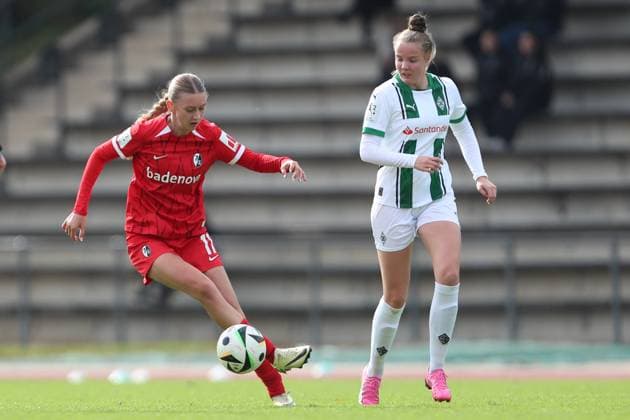 Weena Simmen (SC Freiburg U20) und Emily Tichelkamp (Borussia Mönchengladbach) im Zweikampf waehrend des Spiels der 2. Frauen Bundesliga zwischen Borussia Mönchengladbach und SC Freiburg, Grenzlandstadion am 06. October 2024 in Mönchengladbach, Deutschland. (Foto von Oliver Kaelke DeFodi Images) +++ Weena Simmen (SC Freiburg U20) und Emily Tichelkamp (Borussia Mönchengladbach) battle for the ball during the 2. Frauen Bundesliga match between Borussia Mönchengladbach and SC Freiburg at Grenzlandstadium on October 6, 2024 in Mönchengladbach, Germany. (Photo by Oliver Kaelke DeFodi Images) DFL regulations prohibit any use of photographs as image sequences and or quasi-video. Defodi-003_678_2024_10_06_OK_BMGSCF_1361