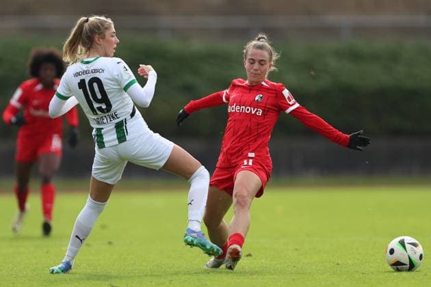 Yvonne Brietzke (Borussia Mönchengladbach) und Nora Scherer (SC Freiburg U20) im Zweikampf waehrend des Spiels der 2. Frauen Bundesliga zwischen Borussia Mönchengladbach und SC Freiburg, Grenzlandstadion am 06. October 2024 in Mönchengladbach, Deutschland. (Foto von Oliver Kaelke DeFodi Images) +++ Yvonne Brietzke (Borussia Mönchengladbach) und Nora Scherer (SC Freiburg U20) battle for the ball during the 2. Frauen Bundesliga match between Borussia Mönchengladbach and SC Freiburg at Grenzlandstadium on October 6, 2024 in Mönchengladbach, Germany. (Photo by Oliver Kaelke DeFodi Images) DFL regulations prohibit any use of photographs as image sequences and or quasi-video. Defodi-003_678_2024_10_06_OK_BMGSCF_1223