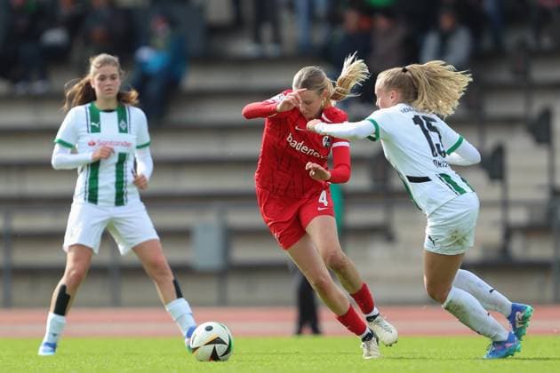 Mia-Lena Maas (SC Freiburg U20) und Sam Drissen (Borussia Mönchengladbach) im Zweikampf waehrend des Spiels der 2. Frauen Bundesliga zwischen Borussia Mönchengladbach und SC Freiburg, Grenzlandstadion am 06. October 2024 in Mönchengladbach, Deutschland. (Foto von Oliver Kaelke DeFodi Images) +++ Mia-Lena Maas (SC Freiburg U20) und Sam Drissen (Borussia Mönchengladbach) battle for the ball during the 2. Frauen Bundesliga match between Borussia Mönchengladbach and SC Freiburg at Grenzlandstadium on October 6, 2024 in Mönchengladbach, Germany. (Photo by Oliver Kaelke DeFodi Images) DFL regulations prohibit any use of photographs as image sequences and or quasi-video. Defodi-003_678_2024_10_06_OK_BMGSCF_1319