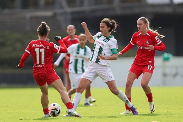 Nora Scherer (SC Freiburg U20), Kristina Bartsch (Borussia Mönchengladbach) und Weena Simmen (SC Freiburg U20) im Zweikampf waehrend des Spiels der 2. Frauen Bundesliga zwischen Borussia Mönchengladbach und SC Freiburg, Grenzlandstadion am 06. October 2024 in Mönchengladbach, Deutschland. (Foto von Oliver Kaelke DeFodi Images) +++ Nora Scherer (SC Freiburg U20), Kristina Bartsch (Borussia Mönchengladbach) und Weena Simmen (SC Freiburg U20) battle for the ball during the 2. Frauen Bundesliga match between Borussia Mönchengladbach and SC Freiburg at Grenzlandstadium on October 6, 2024 in Mönchengladbach, Germany. (Photo by Oliver Kaelke DeFodi Images) DFL regulations prohibit any use of photographs as image sequences and or quasi-video. Defodi-003_678_2024_10_06_OK_BMGSCF_1376