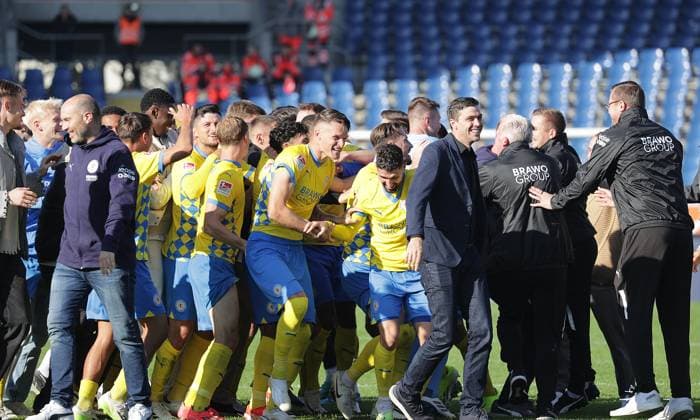 Mannschaftskreis Braunschweig, Derbysieger, Geschaeftsfuehrer Benjamin Kessel (Eintracht Braunschweig) feiert mit Fussball, Herren, Saison 2024 2025 2.BL, Eintracht Stadion, Eintracht Braunschweig gegen Hannover 96, Niedersachsenderby, 2-0 DFL REGULATIONS PROHIBIT ANY USE OF PHOTOGRAPHS AS IMAGE SEQUENCES AND OR QUASI-VIDEO.