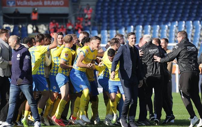 Mannschaftskreis Braunschweig, Derbysieger, Geschaeftsfuehrer Benjamin Kessel (Eintracht Braunschweig) feiert mit Fussball, Herren, Saison 2024 2025 2.BL, Eintracht Stadion, Eintracht Braunschweig gegen Hannover 96, Niedersachsenderby, 2-0 DFL REGULATIONS PROHIBIT ANY USE OF PHOTOGRAPHS AS IMAGE SEQUENCES AND OR QUASI-VIDEO.