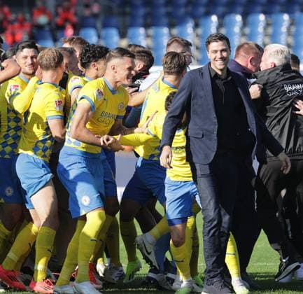 Mannschaftskreis Braunschweig, Derbysieger, Geschaeftsfuehrer Benjamin Kessel (Eintracht Braunschweig) feiert mit Fussball, Herren, Saison 2024 2025 2.BL, Eintracht Stadion, Eintracht Braunschweig gegen Hannover 96, Niedersachsenderby, 2-0 DFL REGULATIONS PROHIBIT ANY USE OF PHOTOGRAPHS AS IMAGE SEQUENCES AND OR QUASI-VIDEO.