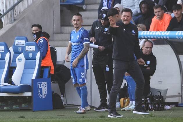 Einwechslung - Baris Atik (1. FC Magdeburg,23) mit Trainer Christian Titz (1. FC Magdeburg) - 2. Fussball Bundesliga Saison 2024-2025 1. FC Magdeburg vs. SpVgg Greuther Fürth in der Avnet Arena in Magdeburg - Fußball,Mann,Männer,Deutschland,06.10.2024