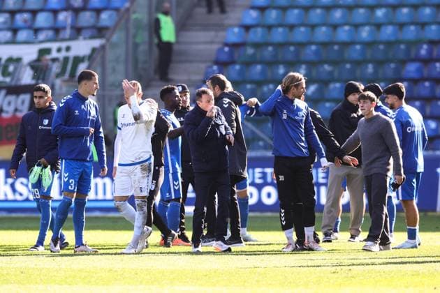 v.l. Livan Burcu (1. FC Magdeburg,29), Andi Hoti (1. FC Magdeburg,3), Torwart Dominik Reimann (1. FC Magdeburg,1), Daniel Heber (1. FC Magdeburg,15), Geschäftsführer Otmar Schork (1. FC Magdeburg), Torwart Noah Kruth (1. FC Magdeburg,30) - 2. Fussball Bundesliga Saison 2024-2025 1. FC Magdeburg vs. SpVgg Greuther Fürth in der Avnet Arena in Magdeburg - Fußball,Mann,Männer,Deutschland,06.10.2024