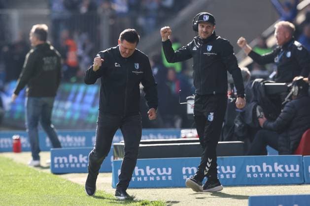 Torjubel Trainer Christian Titz (1. FC Magdeburg) - Torschütze Martijn Kaars (1. FC Magdeburg,9) trifft zum 2-0 - 2. Fussball Bundesliga Saison 2024-2025 1. FC Magdeburg vs. SpVgg Greuther Fürth in der Avnet Arena in Magdeburg - Fußball,Mann,Männer,Deutschland,06.10.2024