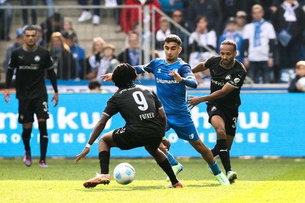 Livan Burcu (1. FC Magdeburg,29) gegen Noel Futkeu (l.,SpVgg Greuther Fürth,9) und Julian Green (SpVgg Greuther Fürth,37) - 2. Fussball Bundesliga Saison 2024-2025 1. FC Magdeburg vs. SpVgg Greuther Fürth in der Avnet Arena in Magdeburg - Aktion,Fußball,Mann,Männer,Deutschland,06.10.2024