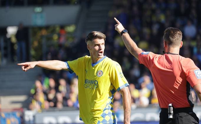 Levente Szabo (Eintracht Braunschweig), Schiedsrichter Daniel Schlager Fussball, Herren, Saison 2024 2025 2.BL, Eintracht Stadion, Eintracht Braunschweig gegen Hannover 96, Niedersachsenderby, 2-0 DFL REGULATIONS PROHIBIT ANY USE OF PHOTOGRAPHS AS IMAGE SEQUENCES AND OR QUASI-VIDEO.