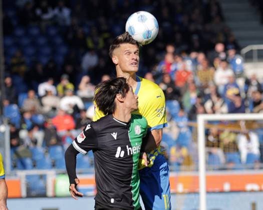 Levente Szabo (Eintracht Braunschweig), Sei Muroya (Hannover 96) Fussball, Herren, Saison 2024 2025 2.BL, Eintracht Stadion, Eintracht Braunschweig gegen Hannover 96, Niedersachsenderby, 2-0 DFL REGULATIONS PROHIBIT ANY USE OF PHOTOGRAPHS AS IMAGE SEQUENCES AND OR QUASI-VIDEO.