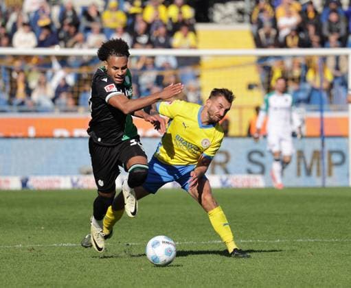 Thaddaeus Momuluh (Hannover 96) im Duell mit Robin Krausse (Eintracht Braunschweig) Fussball, Herren, Saison 2024 2025 2.BL, Eintracht Stadion, Eintracht Braunschweig gegen Hannover 96, Niedersachsenderby, 2-0 DFL REGULATIONS PROHIBIT ANY USE OF PHOTOGRAPHS AS IMAGE SEQUENCES AND OR QUASI-VIDEO.