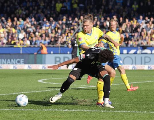 Thaddaeus Momuluh (Hannover 96), Kevin Kehlers (Eintracht Braunschweig) Fussball, Herren, Saison 2024 2025 2.BL, Eintracht Stadion, Eintracht Braunschweig gegen Hannover 96, Niedersachsenderby, 2-0 DFL REGULATIONS PROHIBIT ANY USE OF PHOTOGRAPHS AS IMAGE SEQUENCES AND OR QUASI-VIDEO.