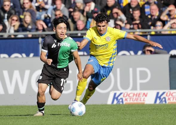 Hyun-Ju Lee (Hannover 96), Johan Gomez (Eintracht Braunschweig) Fussball, Herren, Saison 2024 2025 2.BL, Eintracht Stadion, Eintracht Braunschweig gegen Hannover 96, Niedersachsenderby, 2-0 DFL REGULATIONS PROHIBIT ANY USE OF PHOTOGRAPHS AS IMAGE SEQUENCES AND OR QUASI-VIDEO.