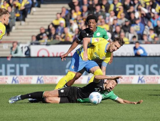Ermin Bicakcic (Eintracht Braunschweig), Nicolo Tresoldi (Hannover 96) Fussball, Herren, Saison 2024 2025 2.BL, Eintracht Stadion, Eintracht Braunschweig gegen Hannover 96, Niedersachsenderby, 2-0 DFL REGULATIONS PROHIBIT ANY USE OF PHOTOGRAPHS AS IMAGE SEQUENCES AND OR QUASI-VIDEO.