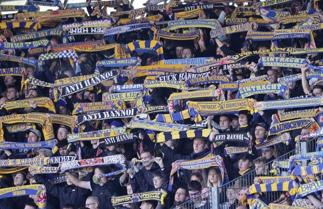 Fanschals der Braunschweiger Fans mit ANTIHANOI Fussball, Herren, Saison 2024 2025 2.BL, Eintracht Stadion, Eintracht Braunschweig gegen Hannover 96, Niedersachsenderby, 2-0 DFL REGULATIONS PROHIBIT ANY USE OF PHOTOGRAPHS AS IMAGE SEQUENCES AND OR QUASI-VIDEO.