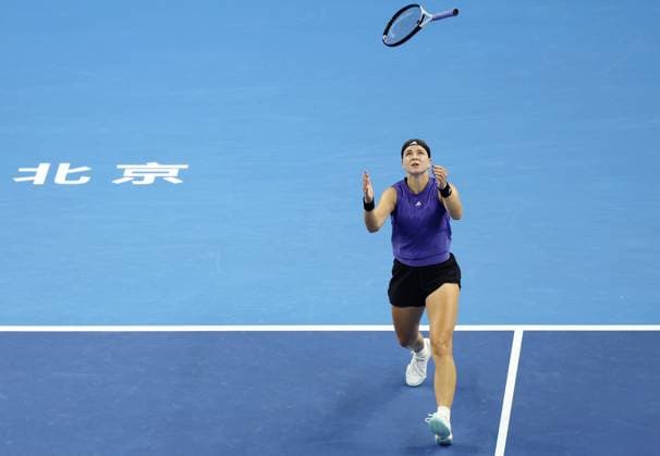 Sport Bilder des Tages (241006) -- BEIJING, Oct. 6, 2024 -- Karolina Muchova of the Czech Republic catches her racket during the women s singles final match against Coco Gauff of the United States at the 2024 China Open tennis tournament in Beijing, China, Oct. 6, 2024. ) (SP)CHINA-BEIJING-TENNIS-CHINA OPEN-WOMEN S SINGLES-FINAL (CN) ZhangxChenlin 