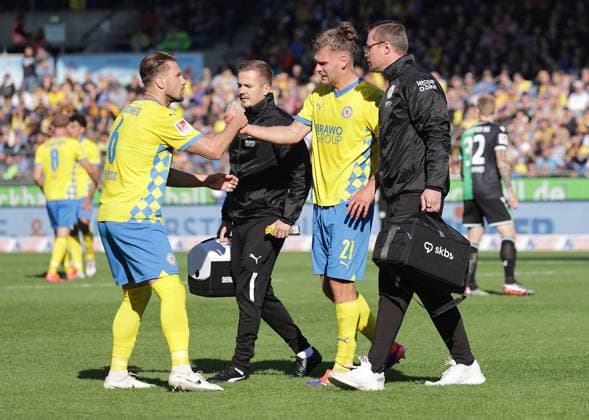 Auswechslung Kevin Kehlers (Eintracht Braunschweig), Ermin Bicakcic (Eintracht Braunschweig) klatscht mit ihm ab Fussball, Herren, Saison 2024 2025 2.BL, Eintracht Stadion, Eintracht Braunschweig gegen Hannover 96, Niedersachsenderby, 2-0 DFL REGULATIONS PROHIBIT ANY USE OF PHOTOGRAPHS AS IMAGE SEQUENCES AND OR QUASI-VIDEO.