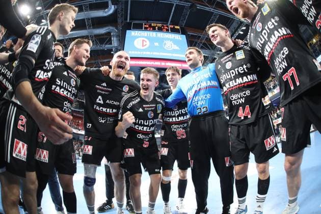 Sport Themen der Woche KW40 Sport Bilder des Tages 06.10.2024 - Handball - 1. Bundesliga DAIKIN HBL - Saison 2024 2025 - 05. Spieltag: HC Erlangen Metropolregion Nürnberg HCE - 1. VfL Potsdam - DaMa - xdaxmax - Jubel Freude nach Spielende - Mannschaft Team des HCE freut sich Freude im Mannschaftskreis Teamkreis *** 06 10 2024 Handball 1 Bundesliga DAIKIN HBL Season 2024 2025 05 Matchday HC Erlangen Metropolregion Nuremberg HCE 1 VfL Potsdam DaMa xdaxmax Cheers Joy after the end of the game Team Team of the HCE is happy Joy in the team circle Team circle