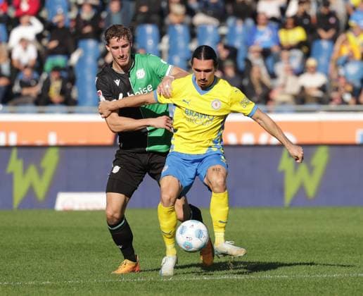 Rayan Philippe (Eintracht Braunschweig), Phil Neumann (Hannover 96) Fussball, Herren, Saison 2024 2025 2.BL, Eintracht Stadion, Eintracht Braunschweig gegen Hannover 96, Niedersachsenderby, 2-0 DFL REGULATIONS PROHIBIT ANY USE OF PHOTOGRAPHS AS IMAGE SEQUENCES AND OR QUASI-VIDEO.