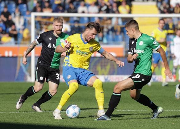 Andreas Voglsammer (Hannover 96), Ermin Bicakcic (Eintracht Braunschweig), Nicolo Tresoldi (Hannover 96) Fussball, Herren, Saison 2024 2025 2.BL, Eintracht Stadion, Eintracht Braunschweig gegen Hannover 96, Niedersachsenderby, 2-0 DFL REGULATIONS PROHIBIT ANY USE OF PHOTOGRAPHS AS IMAGE SEQUENCES AND OR QUASI-VIDEO.