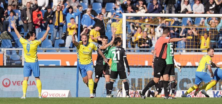 Das Tor von Sebastian Polter (Eintracht Braunschweig)17 zum 2-0 wurde aberkannt, Jubel umsonst Fussball, Herren, Saison 2024 2025 2.BL, Eintracht Stadion, Eintracht Braunschweig gegen Hannover 96, Niedersachsenderby, 2-0 DFL REGULATIONS PROHIBIT ANY USE OF PHOTOGRAPHS AS IMAGE SEQUENCES AND OR QUASI-VIDEO.
