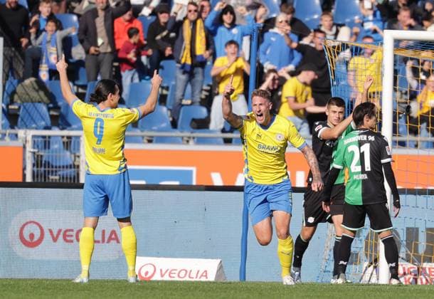 Das Tor von Sebastian Polter (Eintracht Braunschweig)17 zum 2-0 wurde aberkannt, Jubel umsonst Fussball, Herren, Saison 2024 2025 2.BL, Eintracht Stadion, Eintracht Braunschweig gegen Hannover 96, Niedersachsenderby, 2-0 DFL REGULATIONS PROHIBIT ANY USE OF PHOTOGRAPHS AS IMAGE SEQUENCES AND OR QUASI-VIDEO.