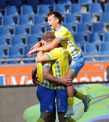 Das Tor von Sebastian Polter (Eintracht Braunschweig)17 zum 2-0 wurde aberkannt, Jubel umsonst Fussball, Herren, Saison 2024 2025 2.BL, Eintracht Stadion, Eintracht Braunschweig gegen Hannover 96, Niedersachsenderby, 2-0 DFL REGULATIONS PROHIBIT ANY USE OF PHOTOGRAPHS AS IMAGE SEQUENCES AND OR QUASI-VIDEO.