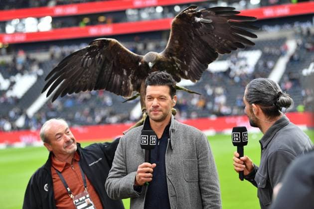 Sport Bilder des Tages Fußball 1. Bundesliga 6. Spieltag Eintracht Frankfurt - FC Bayern München am 06.10.2024 im Deutsche Bank Park in Frankfurt Michael Ballack mit Attila im Rücken DFL regulations prohibit any use of photographs as image sequences and or quasi-video. xJKx