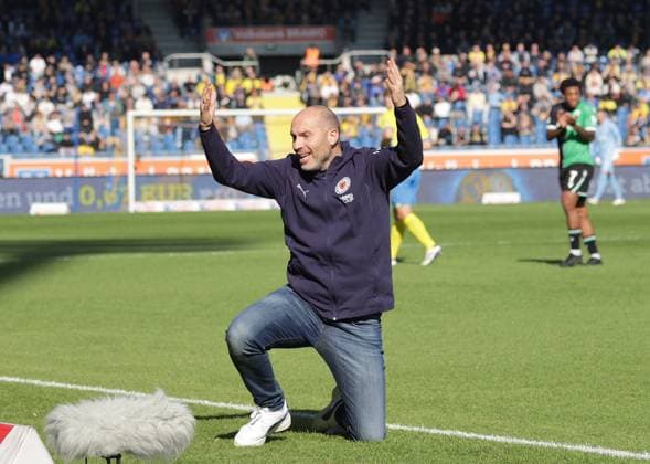 Cheftrainer Daniel Scherning (Eintracht Braunschweig) Fussball, Herren, Saison 2024 2025 2.BL, Eintracht Stadion, Eintracht Braunschweig gegen Hannover 96, Niedersachsenderby, 2-0 DFL REGULATIONS PROHIBIT ANY USE OF PHOTOGRAPHS AS IMAGE SEQUENCES AND OR QUASI-VIDEO.