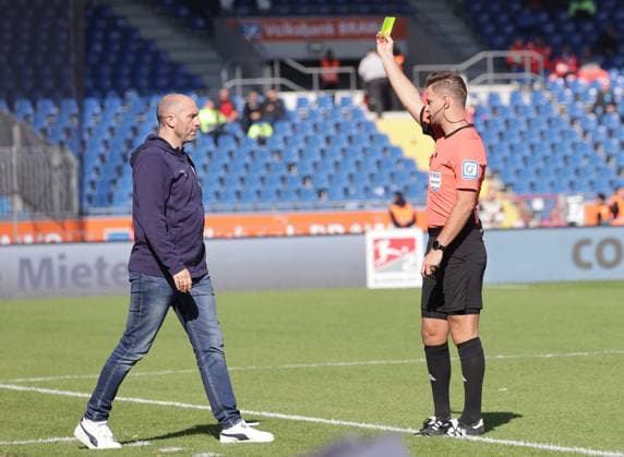 Schiedsrichter Daniel Schlager zeigt Cheftrainer Daniel Scherning (Eintracht Braunschweig) die gelbe Karte Fussball, Herren, Saison 2024 2025 2.BL, Eintracht Stadion, Eintracht Braunschweig gegen Hannover 96, Niedersachsenderby, 2-0 DFL REGULATIONS PROHIBIT ANY USE OF PHOTOGRAPHS AS IMAGE SEQUENCES AND OR QUASI-VIDEO.